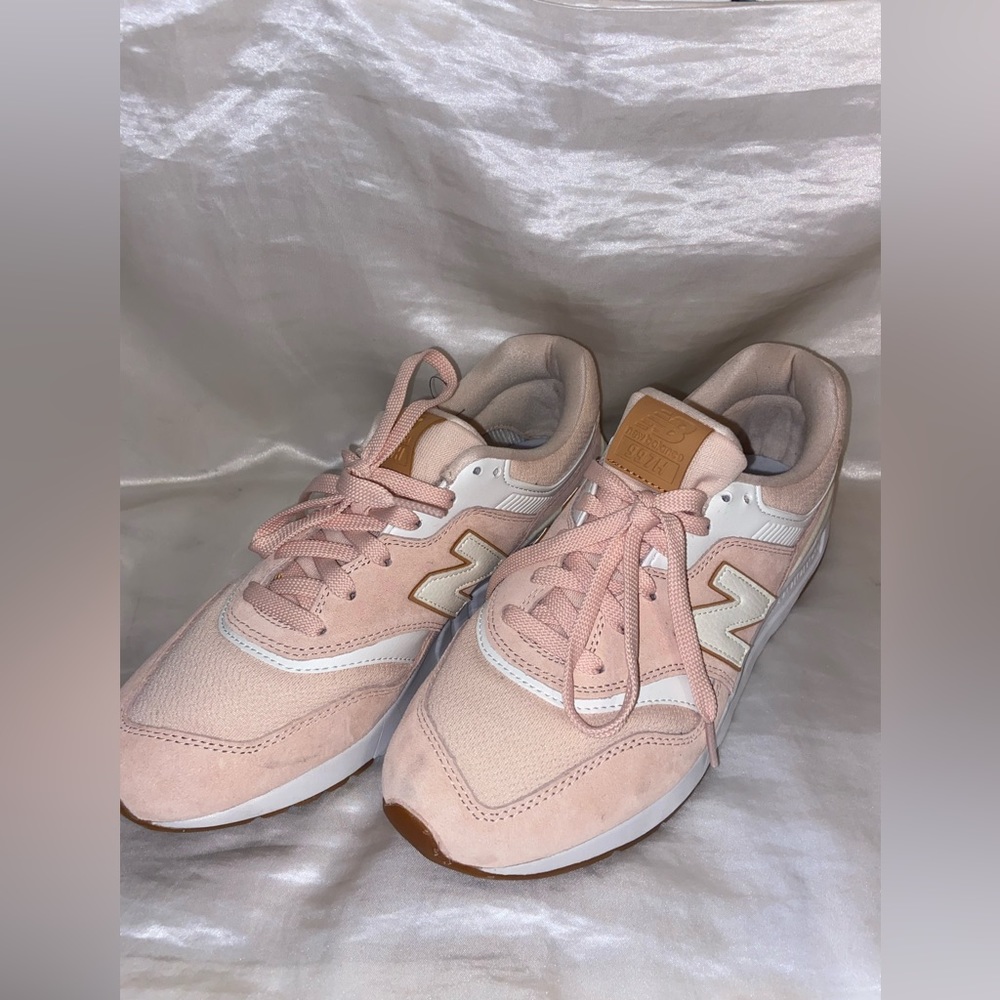 Light pink new balance shoes!!